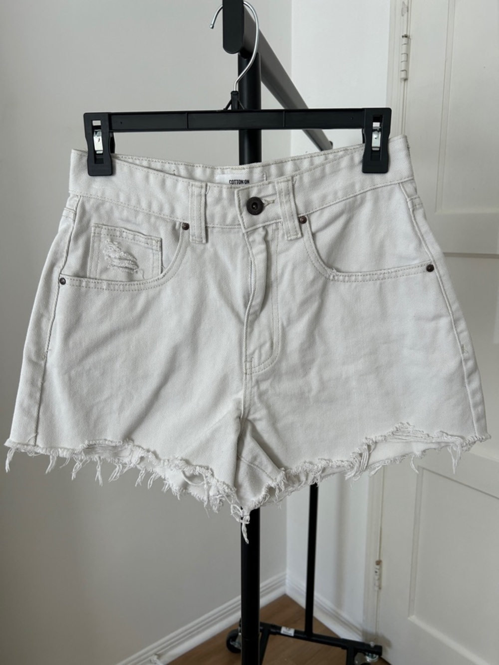 Cotton On High Rise Mom Jean. Size 4. 2.5” inseam.